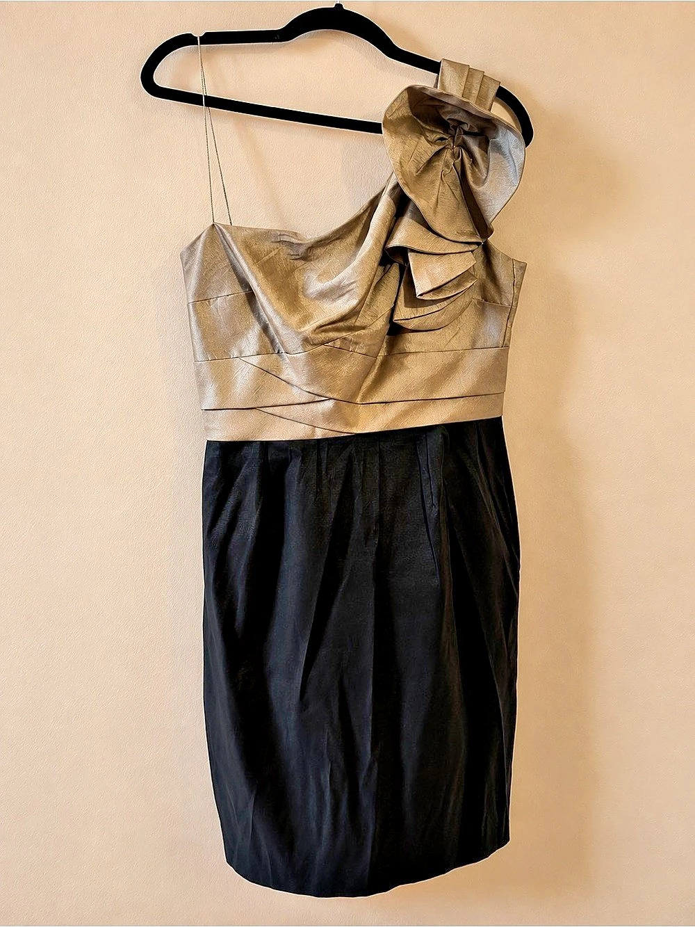 London Times Gold & Black Mini Dress Size 6 Like New